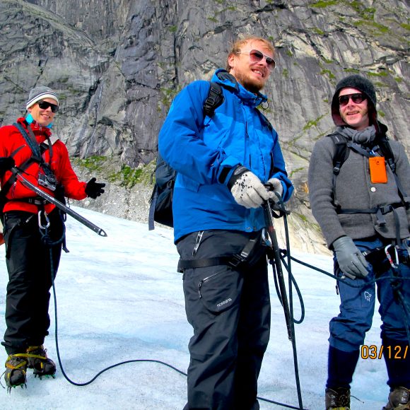 Endre Ruset (i midta) på Nidgaardsbreen i lag med Cornelius Jakhelln (t.h) og Øystein Vidnes (t.v) © Mette Karlsvik