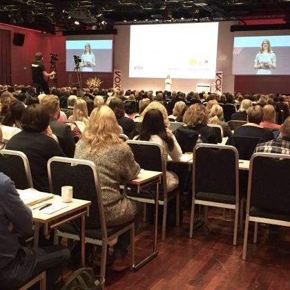 Helene Uri ordstyrer på Norskkonferansen 2016, Folkets hus (foto: Mette Karlsvik)