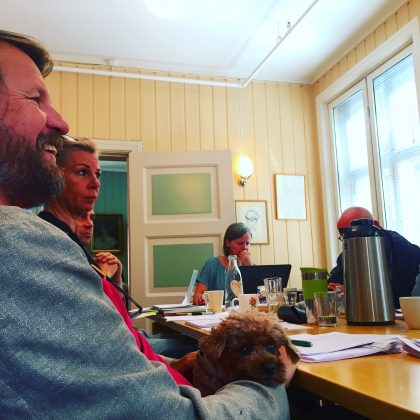 Frå venstre: Tom Egeland, Kristine Tofte, Teddy Egeland, Jørgen Gunnerød (bak kaffikanna) og Kari Brænne.