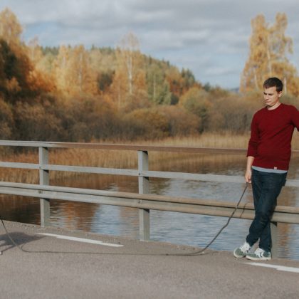 Ola Innset (t.h) og hunden Sheila (foto: Jørgen Nordby)