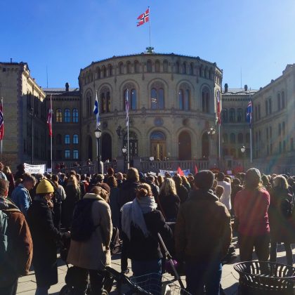 Demonstrasjonen, under Anette Trettebergstuens apell (foto: Mette Karlsvik)